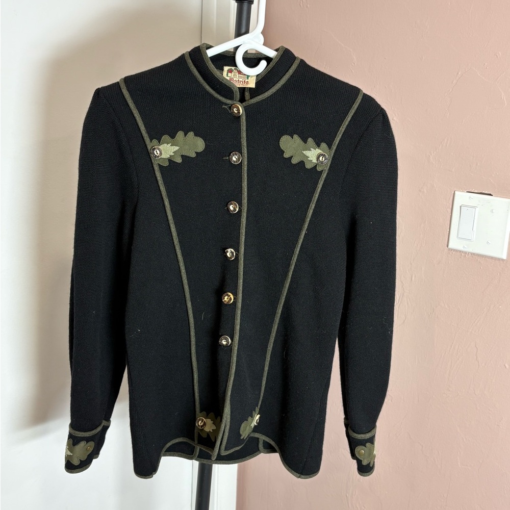 Vintage Austrian cardigan

Like new size 42.